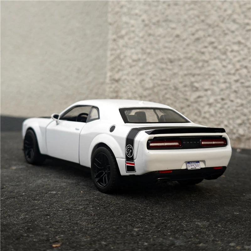 1:24 Dodge Challenger SRT Model Car